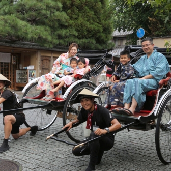 写真：香港からのお客様と、人力車でロケーション撮影