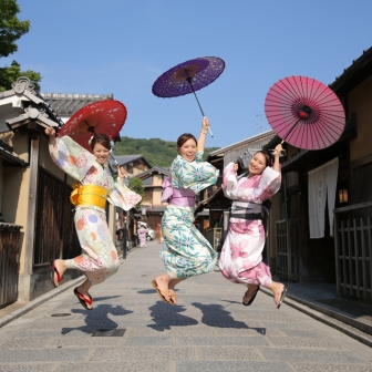 写真：学生時代からず〜っと仲良しの三人組と東山ロケ撮