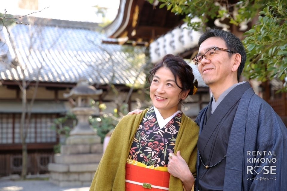写真:京都・八坂庚申堂や八坂の塔でご夫婦の観光ロケーション撮影