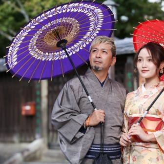 写真：秋の京都でアンティーク着物のカップル様の観光ロケ撮影