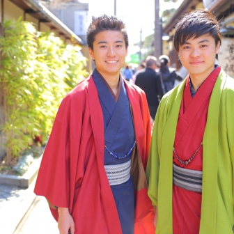 写真：卒業旅行の１ページは戦気分で(*´꒳`*)