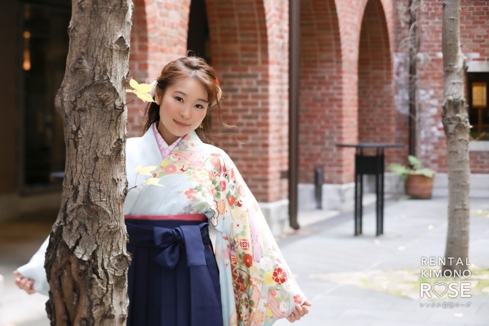 写真:卒業記念に京都市内の大学キャンパスで卒業袴レンタルロケ撮影