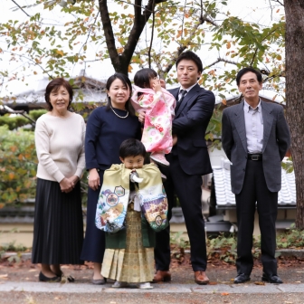 写真：秋の京都・八坂庚申堂で兄妹七五三ご家族様ロケ撮影