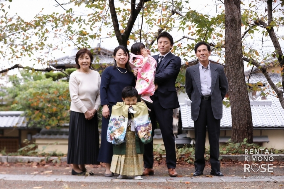 写真：秋の京都・八坂庚申堂で兄妹七五三ご家族様ロケ撮影