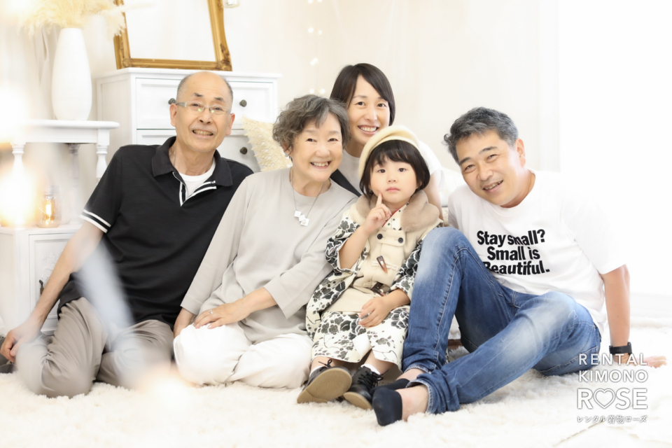 写真：京都東山の写真スタジオで現代風被布にて七五三家族撮影