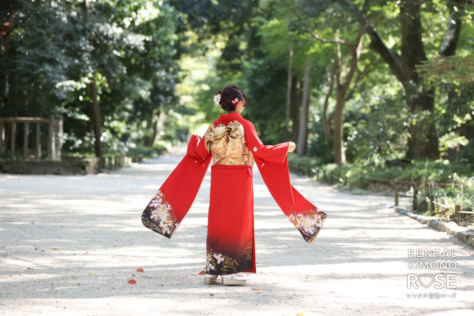 写真：晴天の下鴨神社にてお持込の振袖で成人式前撮り