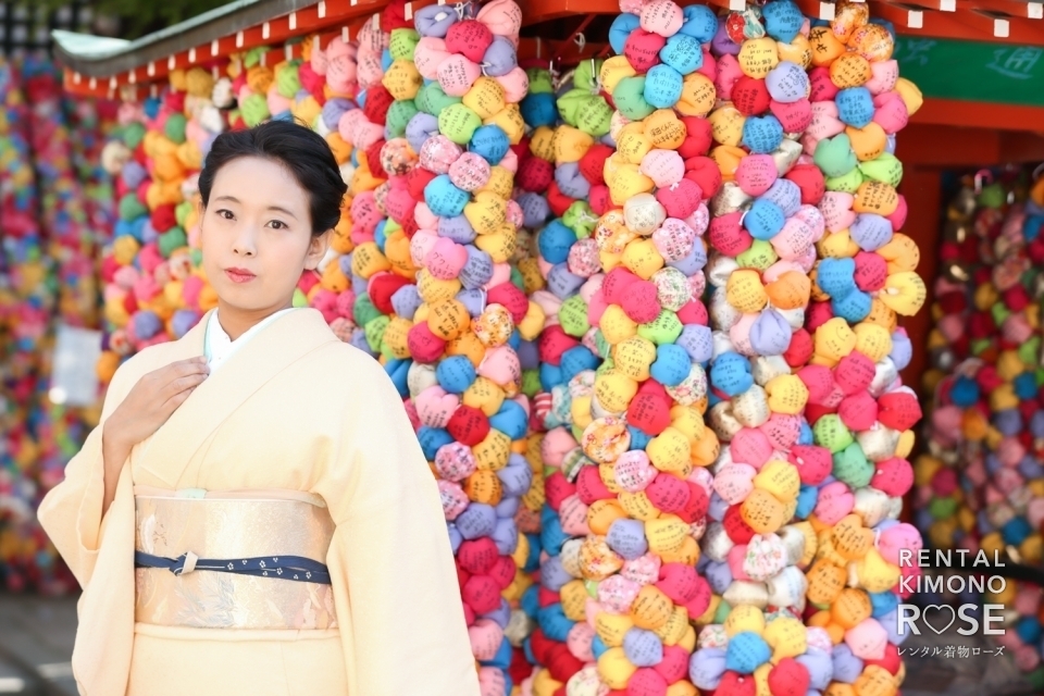 写真:京都東山・八坂庚申堂で上品な色無地でのロケーション撮影