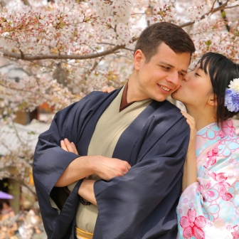 写真：国際的なカップル様と桜の綺麗な京都でロケ撮影