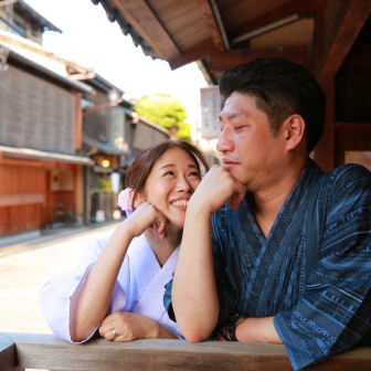 写真：大人の祇園デートはローズの浴衣でシックに