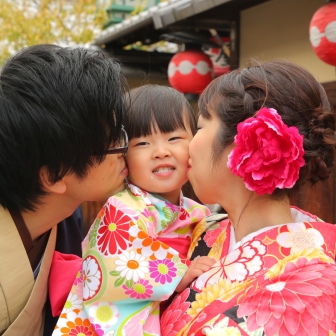 写真：可愛い着物で元気なお嬢さんとご家族のロケ撮影