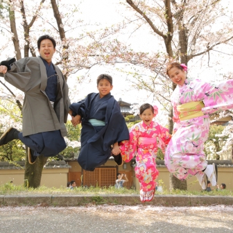 写真：家族四人着物姿で桜の下で京都記念ロケ撮影