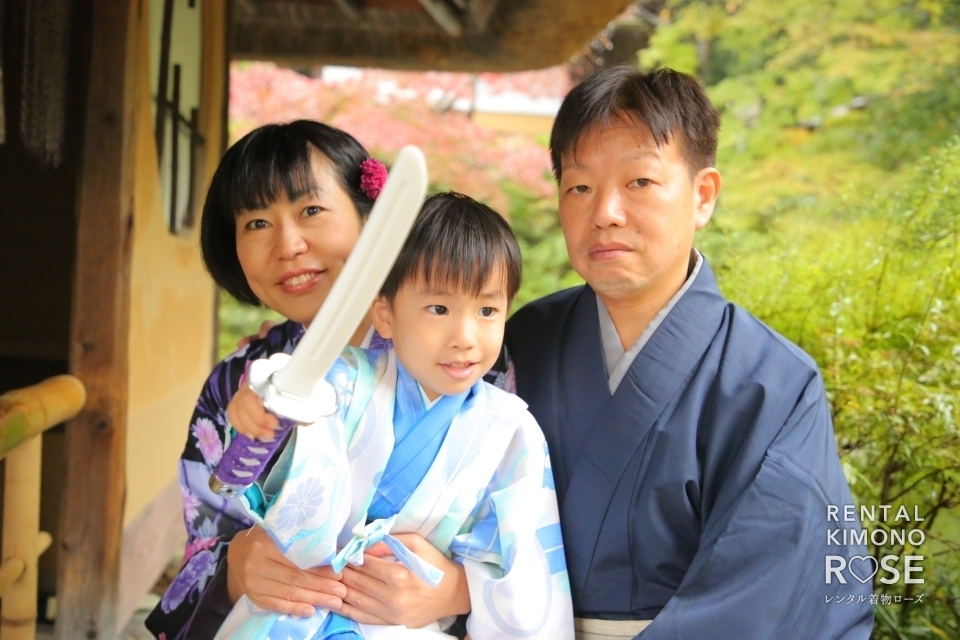写真：小雨降るなか可愛い侍くんとご家族で京都ロケ撮影