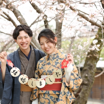 写真：桜咲く京都・八坂庚申堂や高台寺で新婚様の観光ロケ撮影