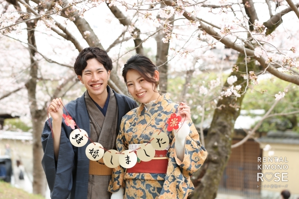 写真：桜咲く京都・八坂庚申堂や高台寺で新婚様の観光ロケ撮影