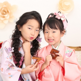 京都東山のスタジオで可愛い被布と四つ身の振袖で七五三撮影