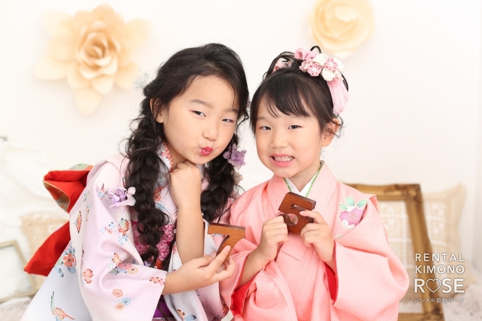 写真:京都東山のスタジオで可愛い被布と四つ身の振袖で七五三撮影