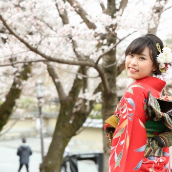 写真：お持ち込みの振袖で桜の高台寺公園とスタジオで成人式撮影