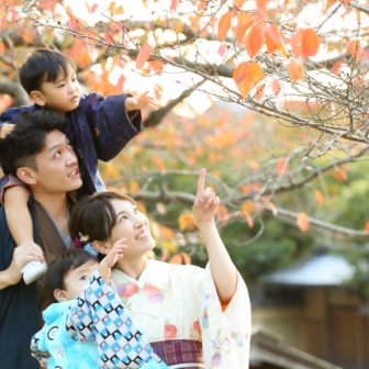 写真：紅葉の京都にてアンティーク着物などで揃えたご家族ロケ撮影