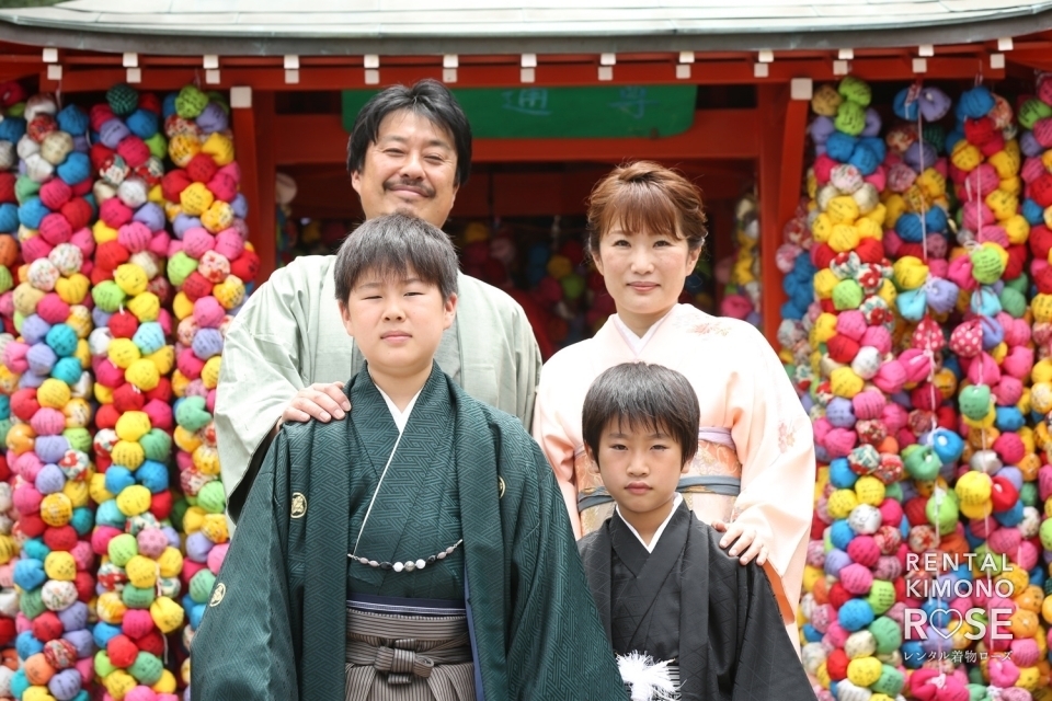 写真:京都・八坂の塔でご家族着物で揃えて小学校卒業記念ロケ撮影