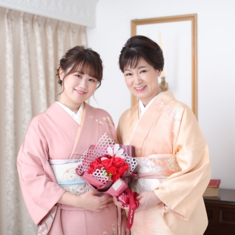 写真：京都・東山のスタジオで母娘の訪問着やドレス還暦記念撮影