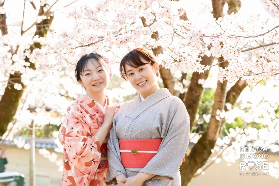写真：桜が美しい京都・東山で大人女子旅の観光ロケーション撮影