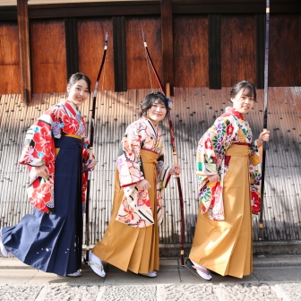 写真：京都・三十三間堂通し矢参加用の袴レンタルの女子大生さま