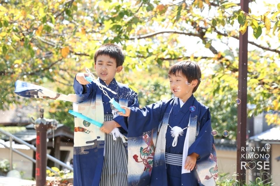 写真:京都・東山で兄弟七五三記念にご家族着物でロケーション撮影