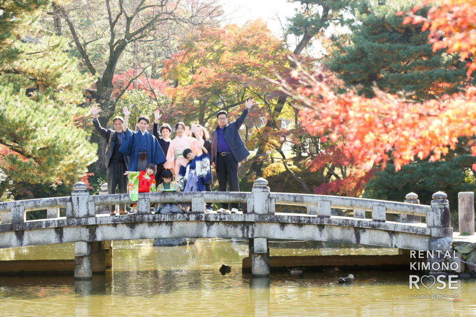 写真：紅葉の京都・円山公園にてご家族ご兄弟着物で七五三撮影