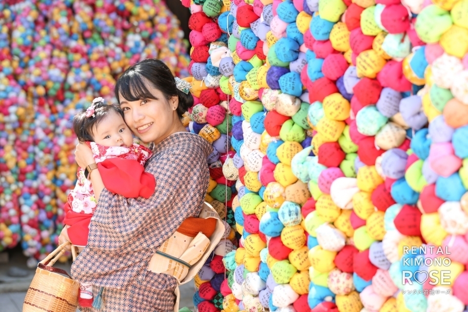 写真:京都・八坂庚申堂にてアンティーク着物で赤ちゃんとロケ撮影