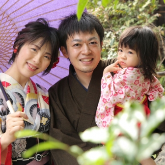写真：とっても仲睦まじい素敵ご家族と安井金比羅宮でロケーション撮影！