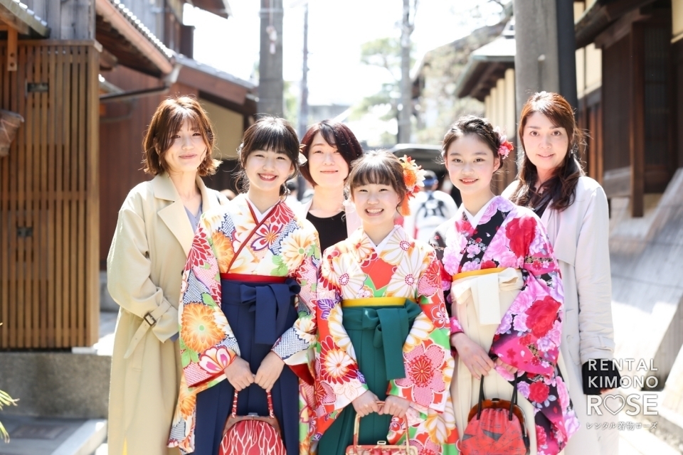 写真:小学校卒業記念と京都観光に女の子グループで卒業袴レンタル