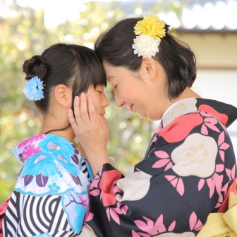 写真：桜舞い散る中、素敵な着物姿で母娘ロケ撮影