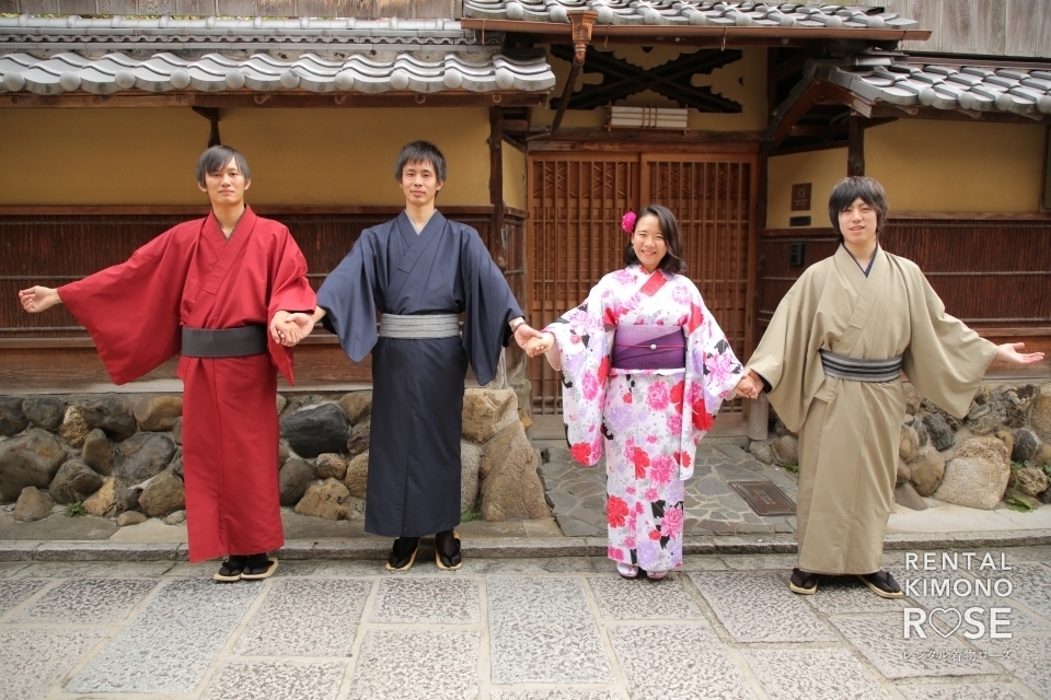 写真：女性1人男性3人の仲良しグループで京都旅を撮影