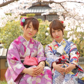 写真：仲良し女子二人で桜の中着物姿でロケ撮影