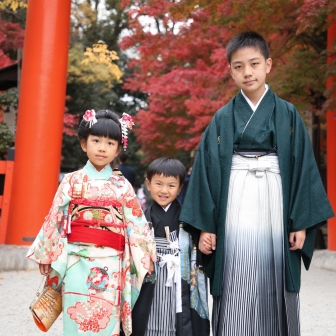 京都 下鴨神社でご家族兄弟着物で揃えて七五三記念ロケ撮影 ギャラリー 京都のレンタル着物ローズ ロケ撮影特設サイト