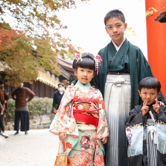 京都 下鴨神社でご家族兄弟着物で揃えて七五三記念ロケ撮影 ギャラリー 京都のレンタル着物ローズ ロケ撮影特設サイト