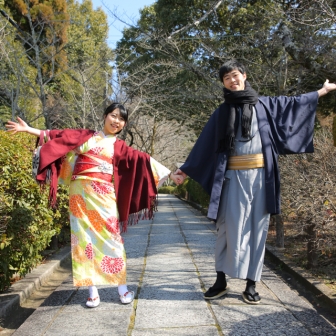 写真：青空の東山高台寺で着物姿の新婚様を撮影