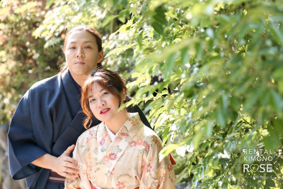 写真：京都の観光名所・八坂の塔で海外からのご夫婦様の着物ロケ撮影