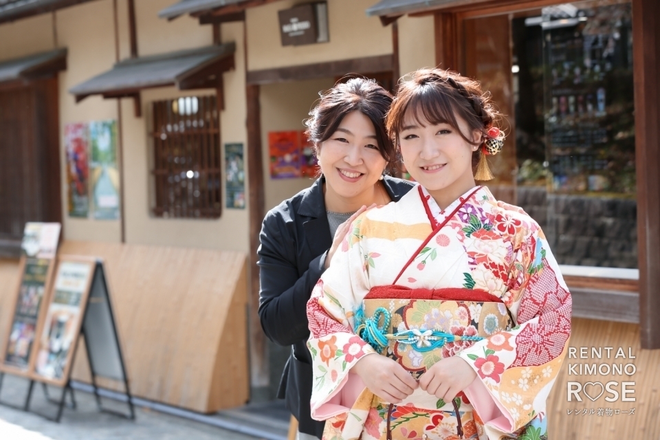写真：京都・東山でお母様と成人式振袖持ち込みロケ＋スタジオ撮影