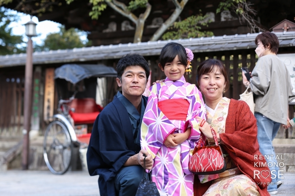 写真：秋の高台寺公園やねねの道で着物姿のご家族様の京都旅行撮影