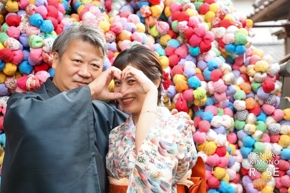 写真:秋の京都・八坂庚申堂や高台寺でカップル様の観光ロケ撮影