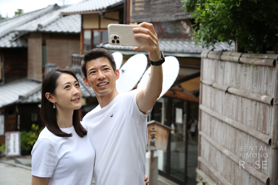 写真:京都・東山で爽やかな白Tシャツ+ジーンズのご夫婦をロケ撮影