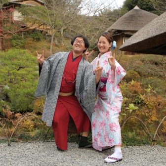 着物姿で面白ポーズ炸裂 仲良し京都デート撮影 ギャラリー 京都のレンタル着物ローズ ロケ撮影特設サイト