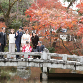 写真：紅葉の京都・円山公園にて七五三被布と訪問着でロケ撮影