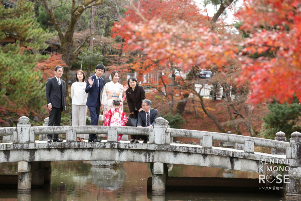 写真:紅葉の京都・円山公園にて七五三被布と訪問着でロケ撮影