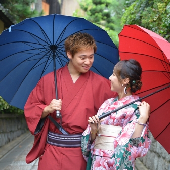 写真：仲良しカップルのロケ撮影八坂の塔