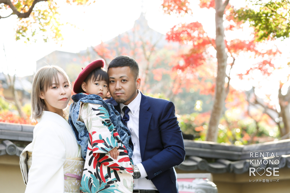 写真：紅葉の京都にてお持ち込みの訪問着と被布で七五三ロケ撮影