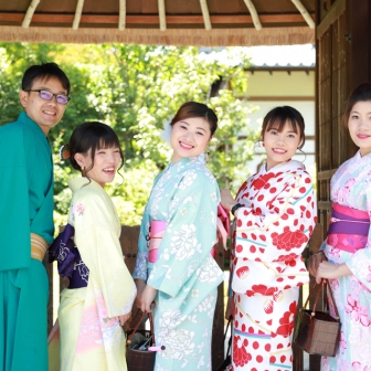 写真：四国からお越しの5人と東山ロケ撮☆