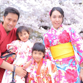 祇園でジャンプ 海外からのご家族着物ロケ撮影 ギャラリー 京都のレンタル着物ローズ ロケ撮影特設サイト