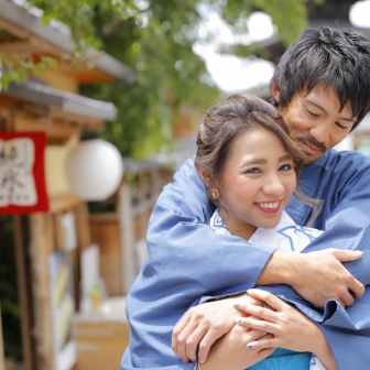 写真：ブルーで涼やかに揃えた浴衣の美男美女カップルさま
